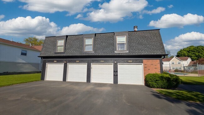 Building Photo - 1216 W Inverrary Ln