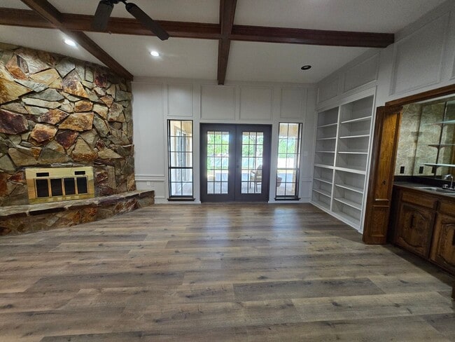 Building Photo - Stunning 4-bd 2.5 bath