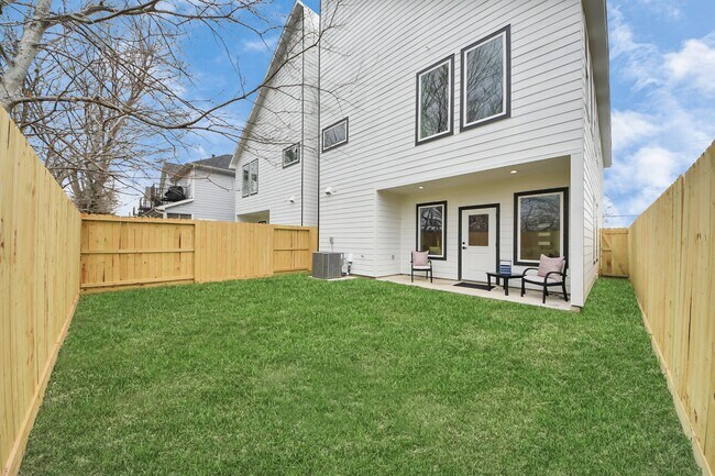 Building Photo - 9026 Scott St