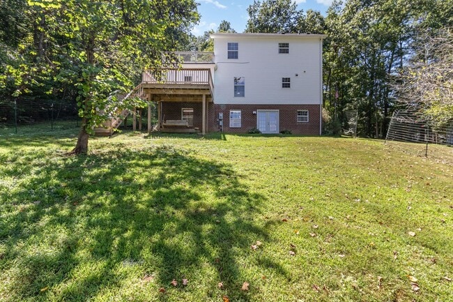 Building Photo - Private 5.7-Acre Lake Retreat – 3-Bed Esta...