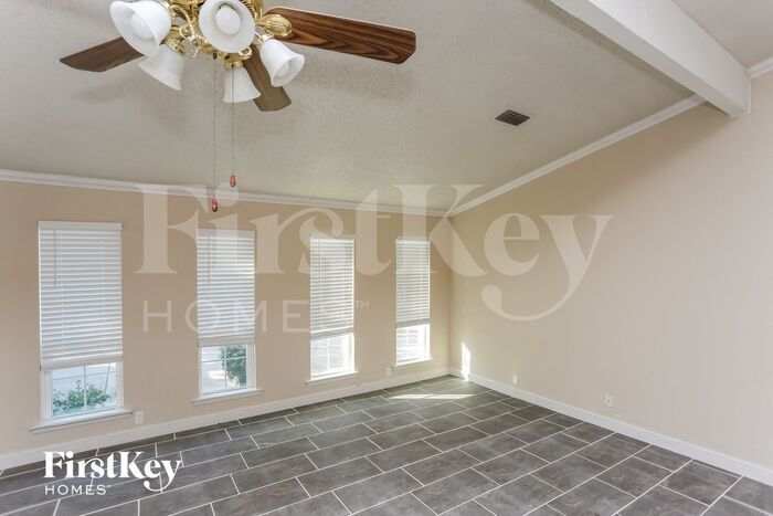 Building Photo - 7355 Greenacres Dr