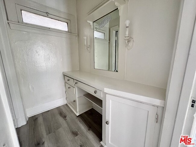 Building Photo - 946 S Burlington Ave