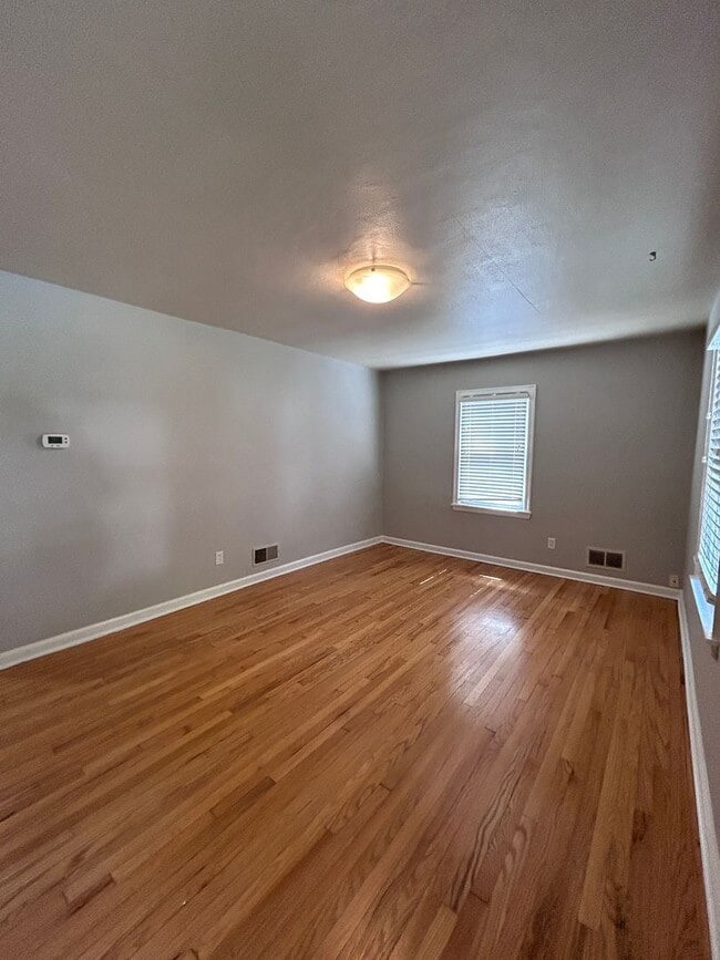 Building Photo - Adorable 2 BR home - Convenient to all thi...
