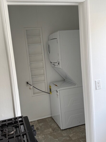 Building Photo - 14732 Burbank Blvd