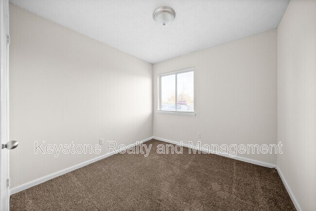 Building Photo - 225 Clara Dr