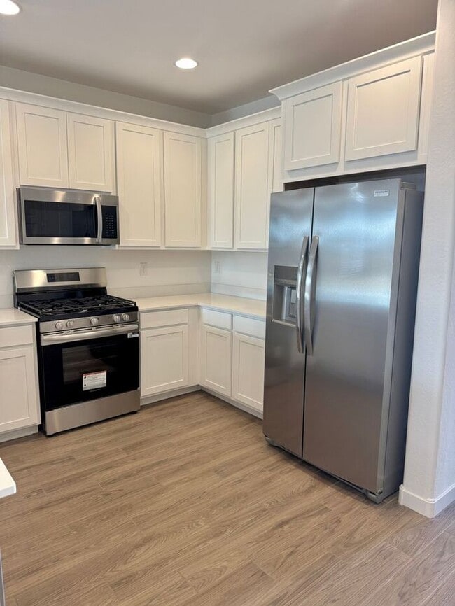 Building Photo - MOVE IN SPECILAS!! HALF MONTH RENT FREE!! ...