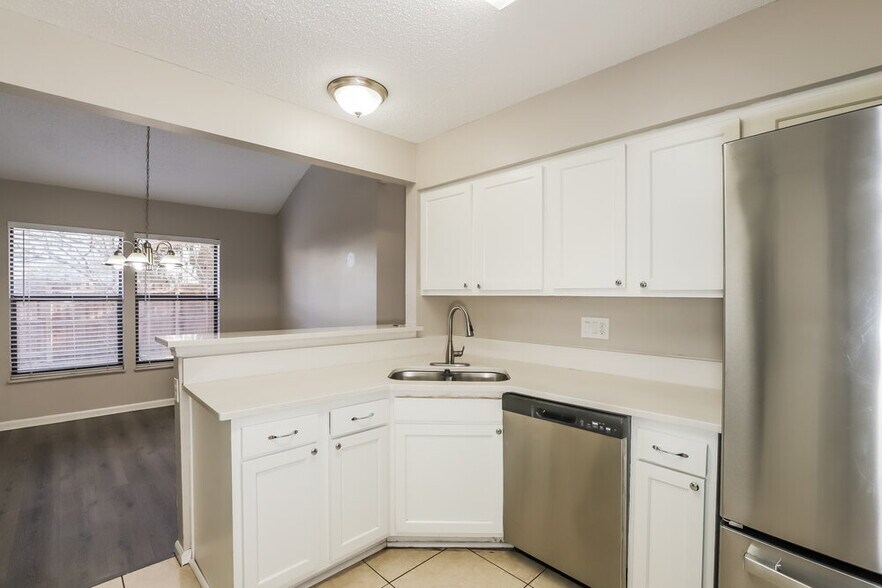 Building Photo - 2416 Kenwick Dr