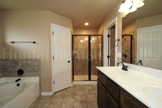 Building Photo - Spacious Three-Bedroom!