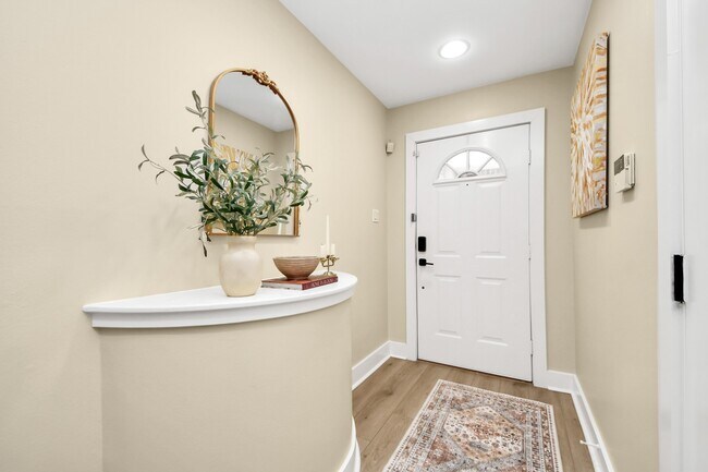 Building Photo - 5941 S Loop E