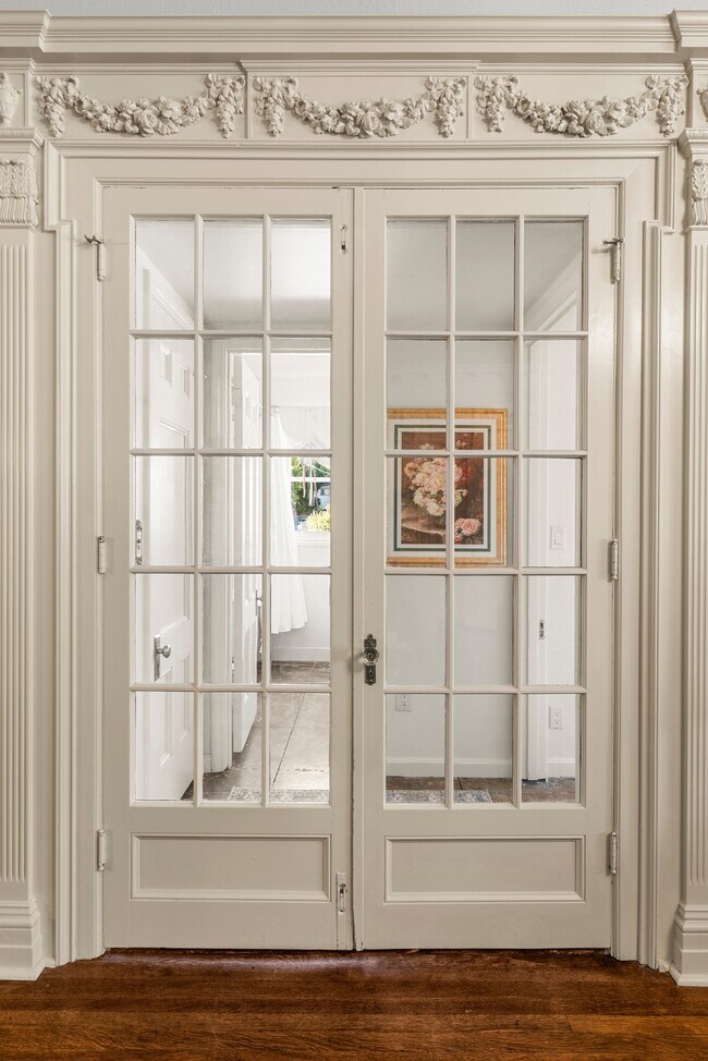 Building Photo - All-Utilities-Included Studio in Historic Bristol Manor | Pet Friendly