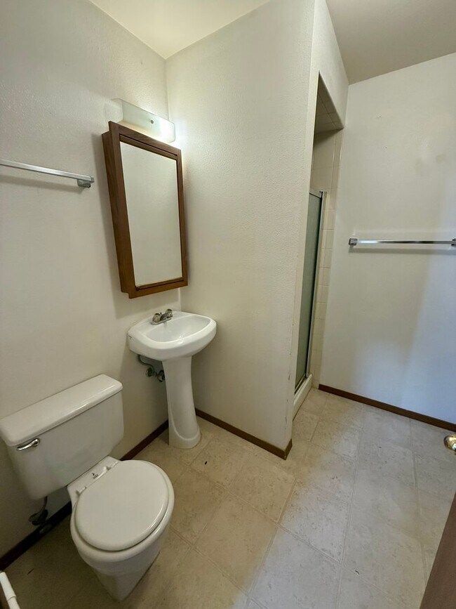 Building Photo - 3 Bedroom 2 Bath Tri Level Home with 2 Car...