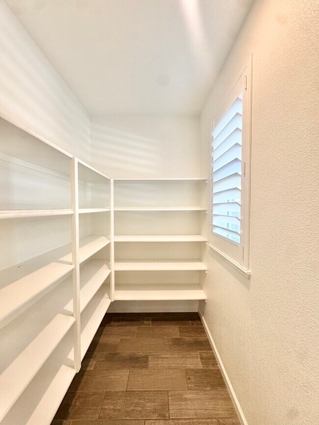 Building Photo - Stunning 5BR Home with Pool, Loft & 3-Car Garage!