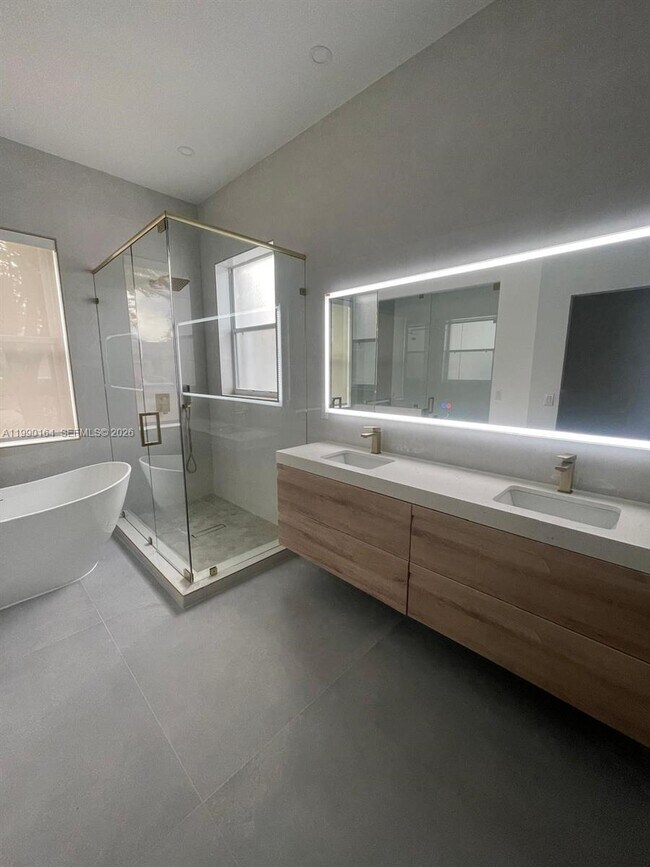 Building Photo - 5350 SW 33rd Ave