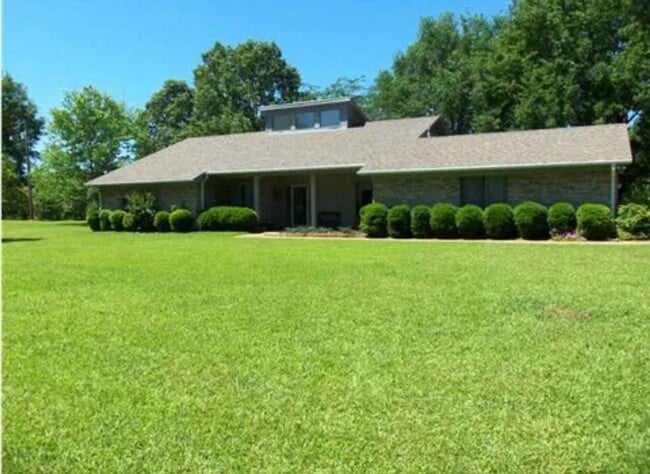 Building Photo - Spacious 3BR House in Byram