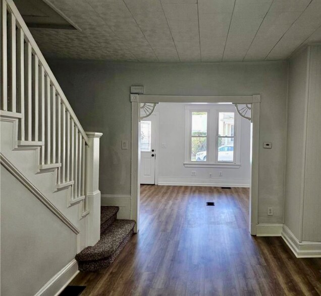 Building Photo - 144 S Nicholas St