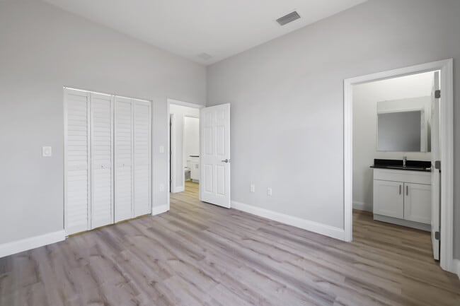 Building Photo - 8014 Mangrove Cir