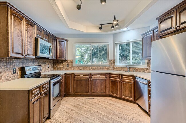 Building Photo - Evolve Real Estate: Amazing 4 Bdr/4 Bath +...