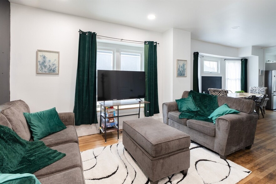 Building Photo - 10628 Lee Ave