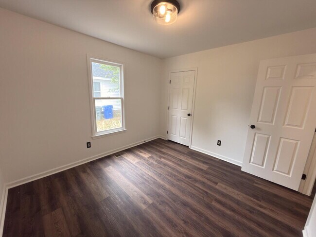 Building Photo - Move-In ready-Rosewood 3BR w/ Fenced Yard + Pet Friendly