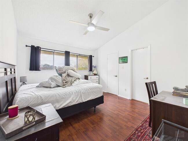 Building Photo - 806 W 24th St