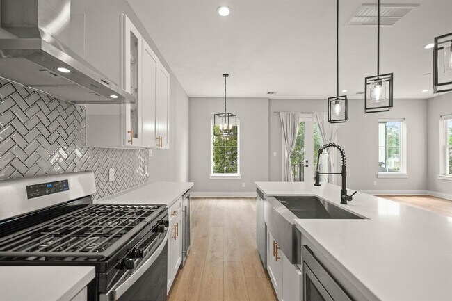 Building Photo - 823 Woodcrest Dr