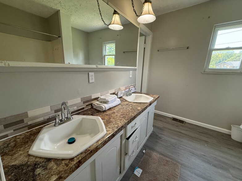 Master Suite Bathroom - 4801 Beaucroft Ct
