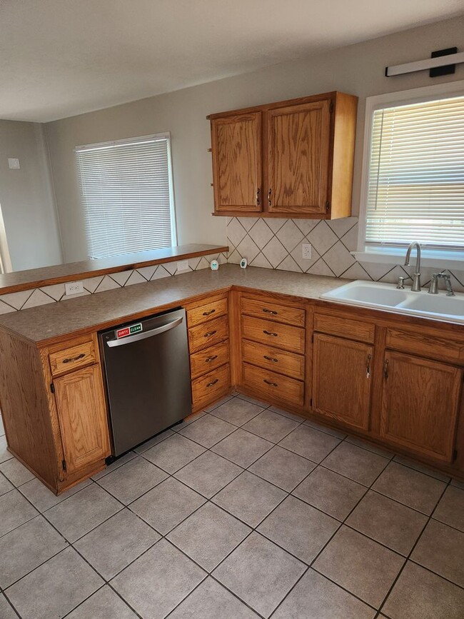 Building Photo - 3/2/1 Newly remodeled Plattsmouth house!
