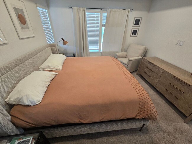 Building Photo - Spacious 4B/3B Available Early April!