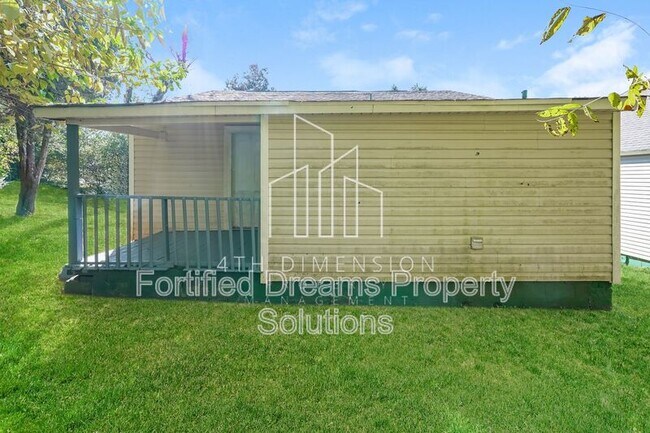 Building Photo - 2009 Row St