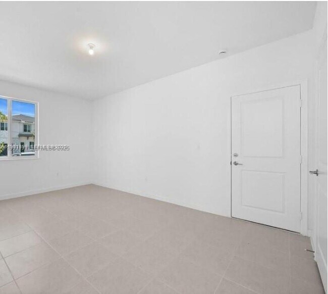 Building Photo - 701 SE 14th Ct