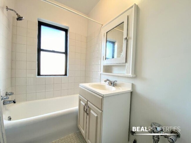 Building Photo - 0 bedroom in CHICAGO IL 60640