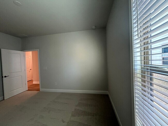 Building Photo - 450 Bandon Wy