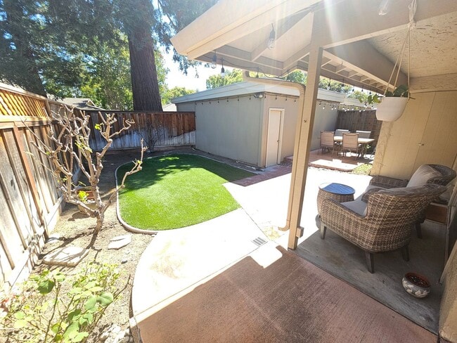 Building Photo - Beautiful Two Bedroom Two Bath Home