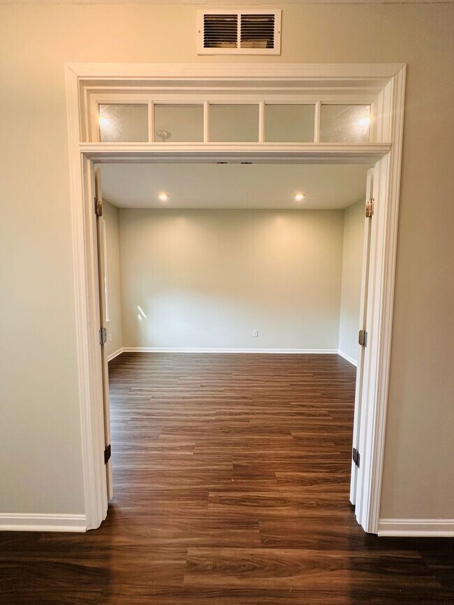 Building Photo - Contemporary Comfort Meets Convenience in Mt. Washington