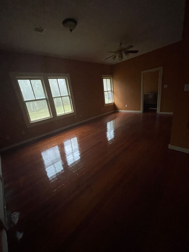 Building Photo - 2 bedroom country house