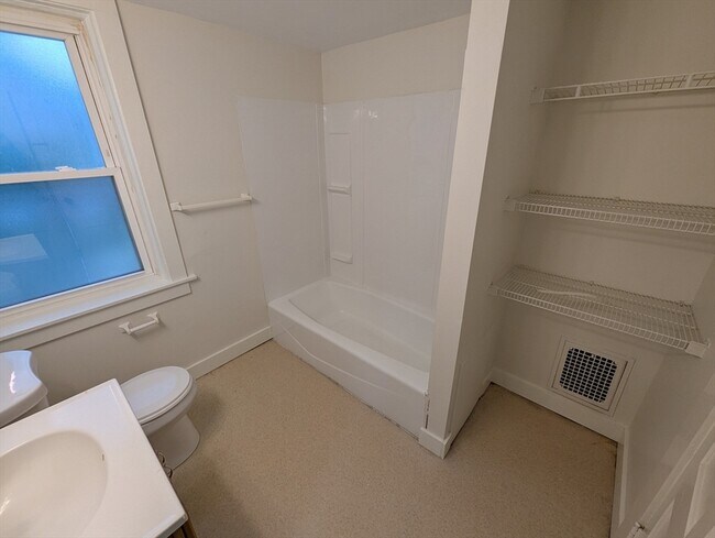 Building Photo - 112 King St