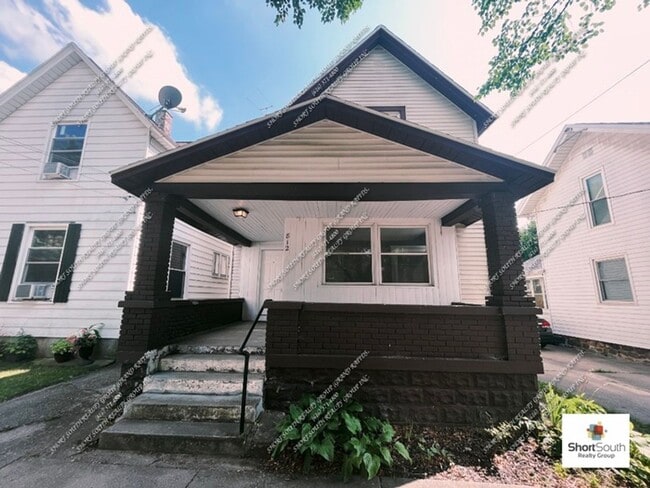 Building Photo - 4 bed 1 bath Single Family Home