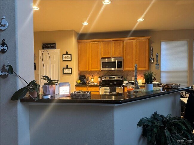 Building Photo - 40 San Angelo St