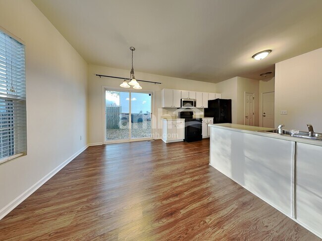 Building Photo - 704 Marjam Ln