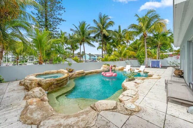 Building Photo - 2780 NE 16th St