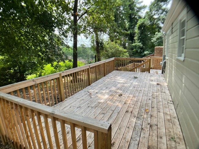 Building Photo - 817 Old Pittsboro Rd