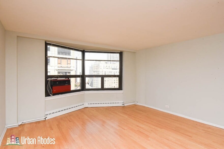 Building Photo - 429 W Wellington Ave