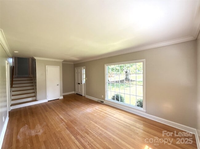 Building Photo - 1127 Queensgate St