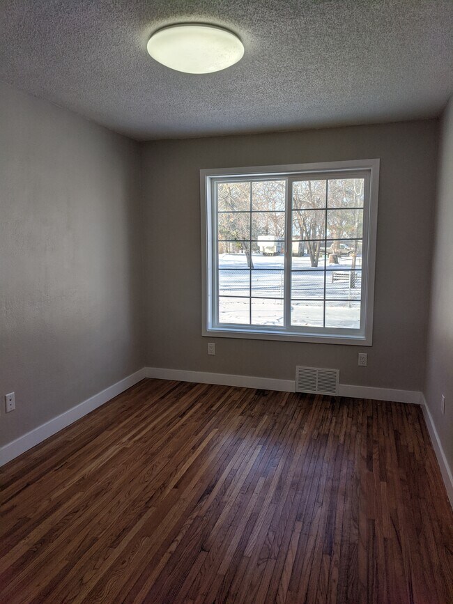 Building Photo - 1213 1st Ave NE