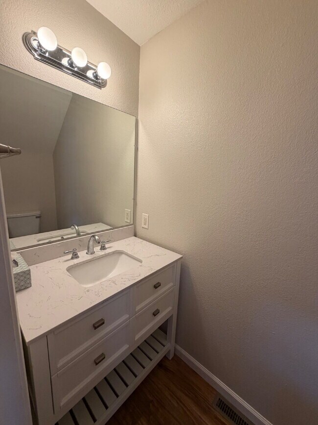 Building Photo - "Charming 4-Bedroom Home with 2.5 Baths on Knox Avenue – A Cozy Retreat in Hollister, MO!"