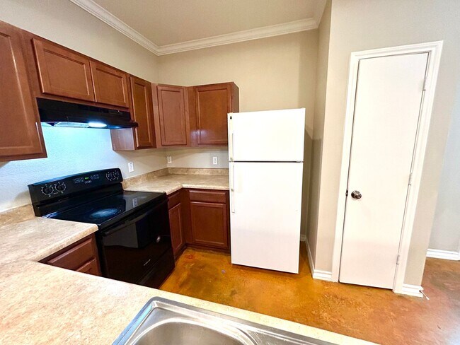 Building Photo - AVAILABLE NOW! 3 Bedroom 2.5 Bathroom Town...