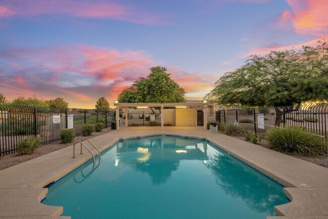 Building Photo - Beautiful 3 bedroom patio home with open f...