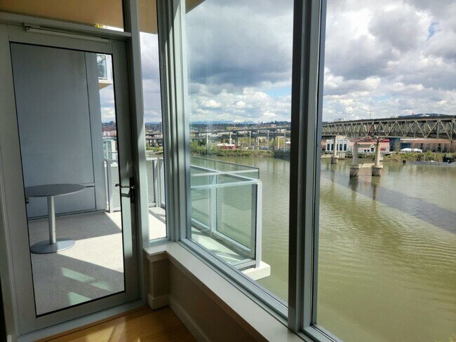 Building Photo - Beautiful 1 Bed 1 Bath Waterfront Condo w/...