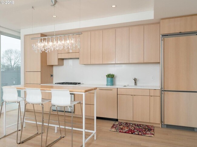 Building Photo - MOVE IN SPECIAL: $500 OFF! Stunning Condo ...