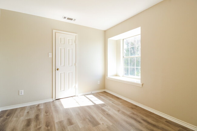 Building Photo - 5221 Tartan Cir